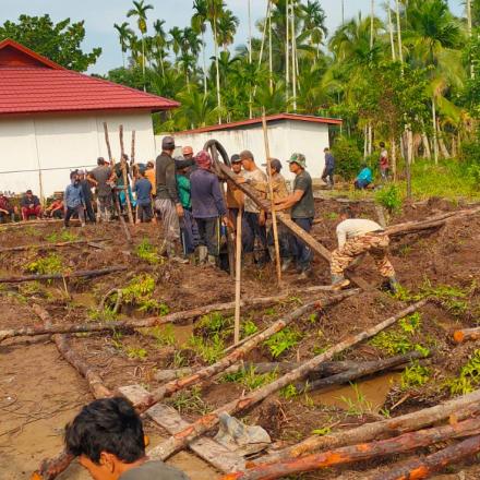 GOTONG ROYONG PONPES PUTRI AL-PHUDA AL-ILAHIYAH PI