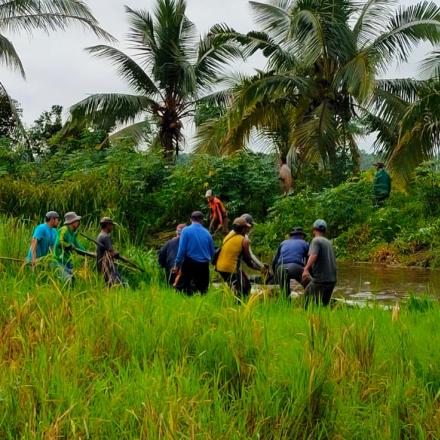 GOTONG ROYONG MEMBERSIHKAN SUNGAI